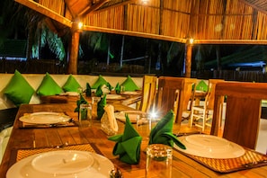 2 restaurants, international cuisine