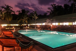 Outdoor pool, an infinity pool