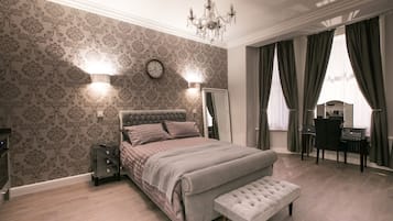 Apartment (Wymondham Abbey) | In-room safe, desk, iron/ironing board, bed sheets