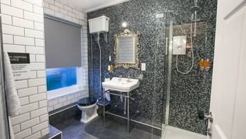 Un baño moderno con ducha, inodoro y lavamanos.