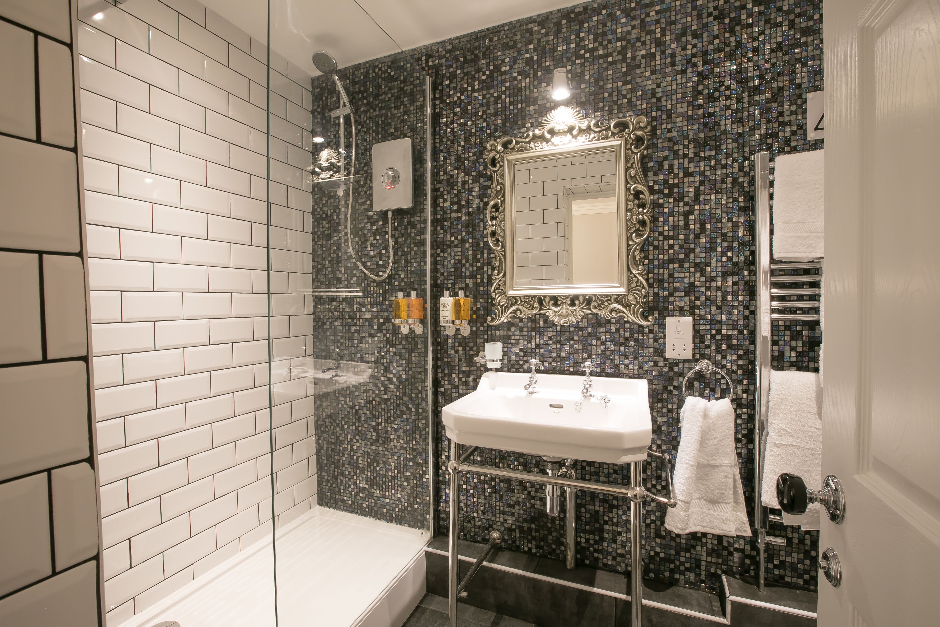 Apartment (Fairhaven Woodland) | Bathroom | Shower, free toiletries, hair dryer, bathrobes