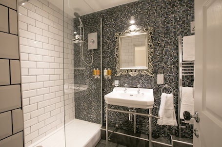 Apartment (Fairhaven Woodland) | Bathroom. Number 10 The Abbey