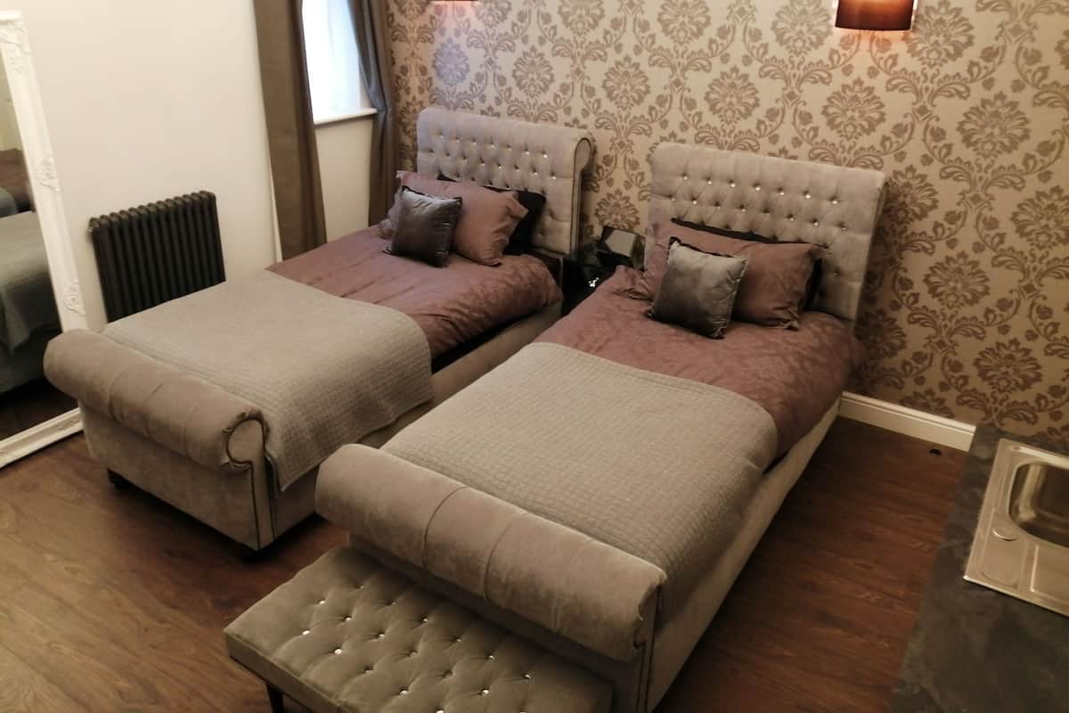 In-room safe, desk, iron/ironing board, bed sheets