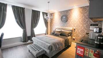 客房内保险箱、办公桌、熨斗/熨衣板、床单