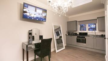 Apartment (Fairhaven Woodland) | Private kitchen | Fridge, microwave, oven, stovetop
