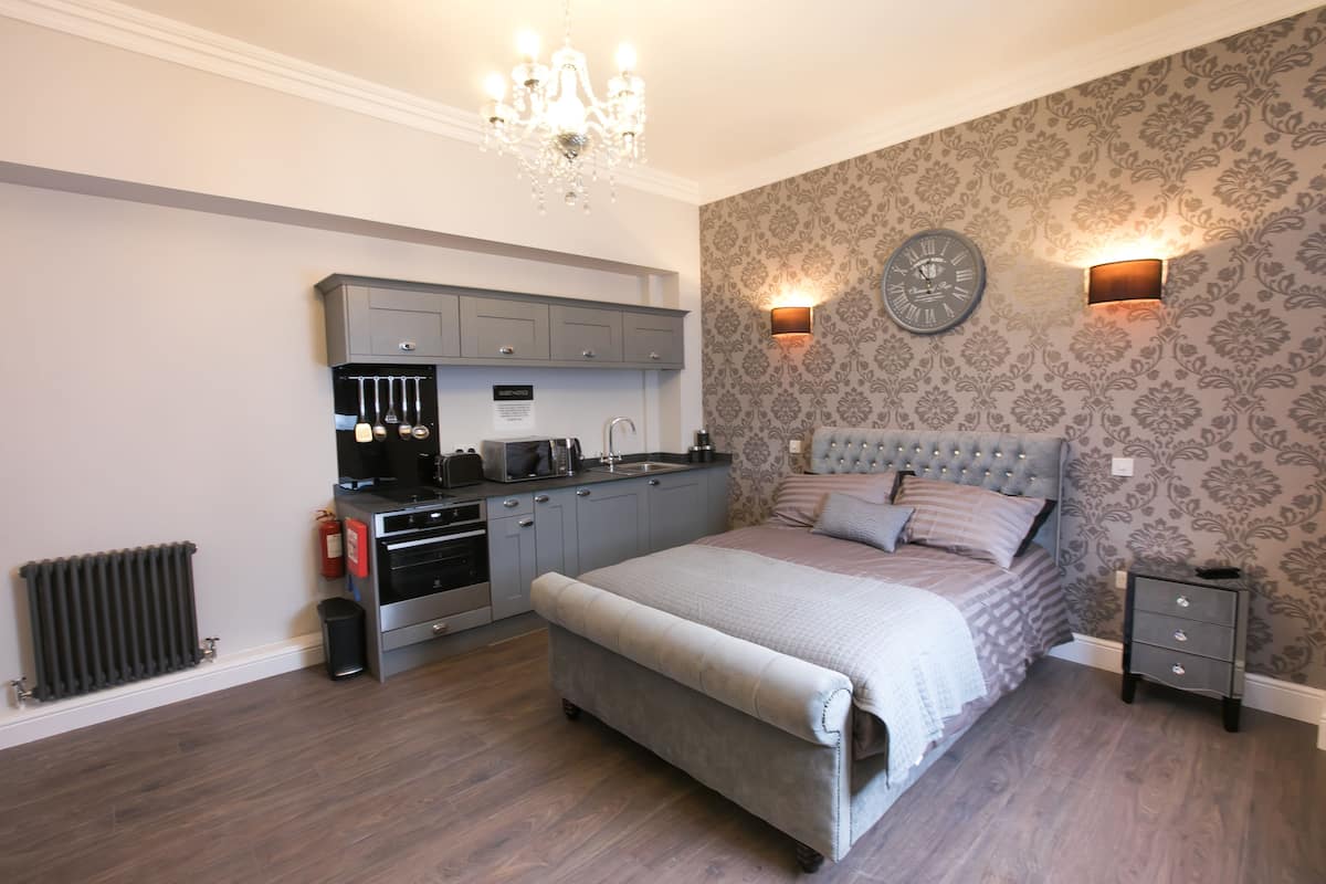 In-room safe, desk, iron/ironing board, bed sheets