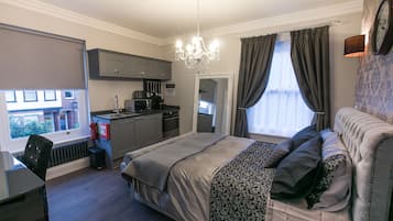 Apartment (The Poppy Line) | In-room safe, desk, iron/ironing board, bed sheets