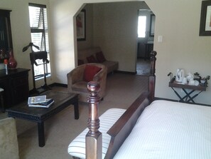 Executive Suite | Desk, cots/infant beds, free WiFi