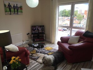 Apartamento, 2 quartos | Sala de estar | TV de tela plana