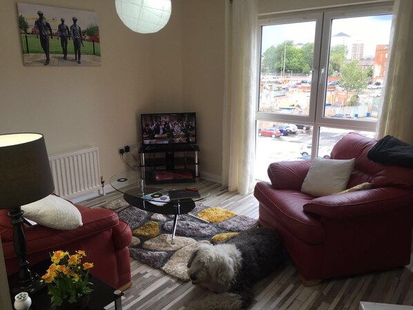 Apartment, 2 Bedrooms | Living room | Flat-screen TV
