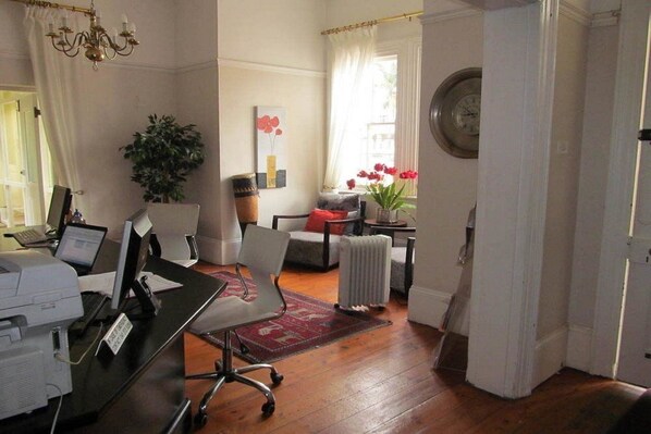 Living room - The Vic Hotel (Port Elizabeth)