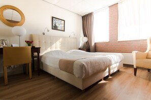 标准双人房 | 办公桌、折叠床/加床（额外收费）、免费 WiFi