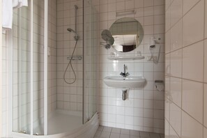 舒适双人房 | 浴室 | 免费洗浴用品、毛巾