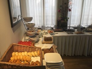 Daily buffet breakfast for a fee