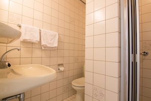 Quarto solteiro standard | Banheiro | Produtos de toalete grátis, toalhas de banho