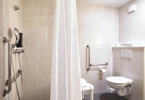 Quarto casal, acessível, para não fumantes | Banheiro | Chuveiro, toalhas de banho