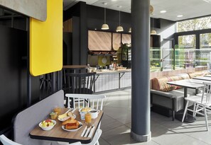 Café da manhã com buffet todos os dias mediante uma taxa