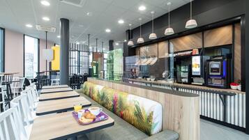 Petit déjeuner buffet servi tous les jours en supplément