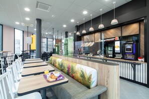 Petit déjeuner buffet servi tous les jours en supplément