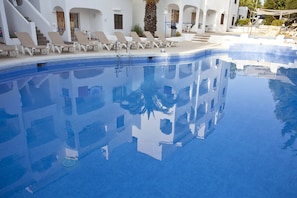 Piscina externa sazonal, guarda-sóis, espreguiçadeiras