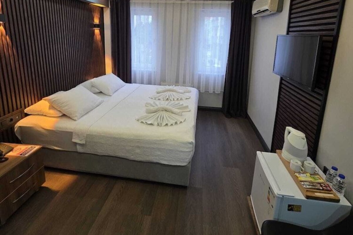 Minibar, in-room safe, desk, iron/ironing board (on request)