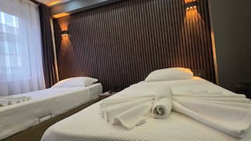 Tomannsrom – standard, 2 enkeltsenger | Minibar, safe på rommet, skrivebord og strykejern/-brett