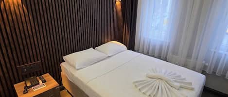 Deluxe Triple Room | Bar mini, peti besi dalam bilik, meja, seterika/papan seterika