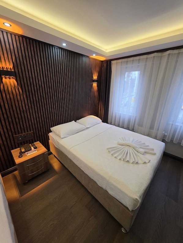 Deluxe Triple Room | Bar mini, peti besi dalam bilik, meja, seterika/papan seterika