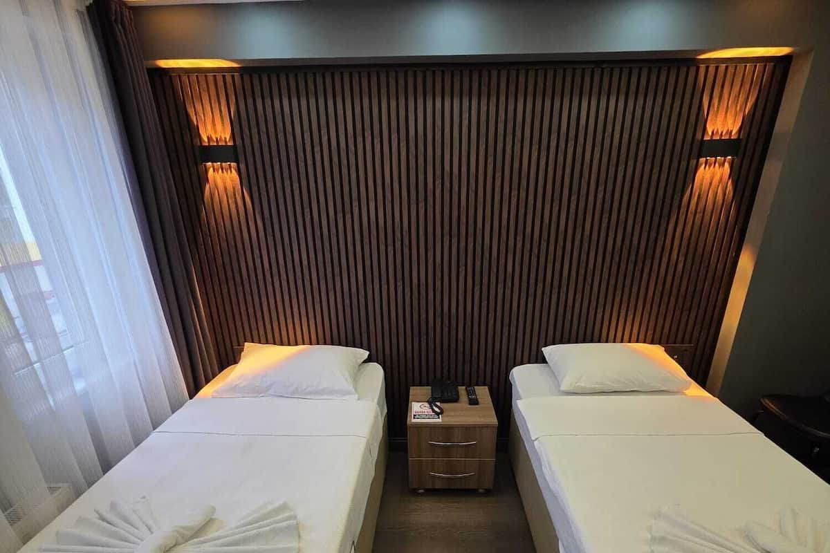 Quarto duplo standard, 2 camas de solteiro | Frigobar, cofres nos quartos, escrivaninha