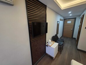 Bar mini, peti besi dalam bilik, meja, seterika/papan seterika