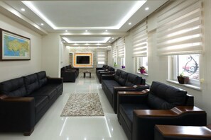 Lobby sitting area - Gizem Pansiyon (Çanakkale)