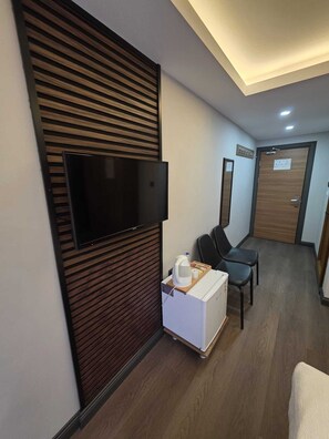 Chambre triple Standard | Minibar, coffre-fort, bureau, fer et planche à repasser