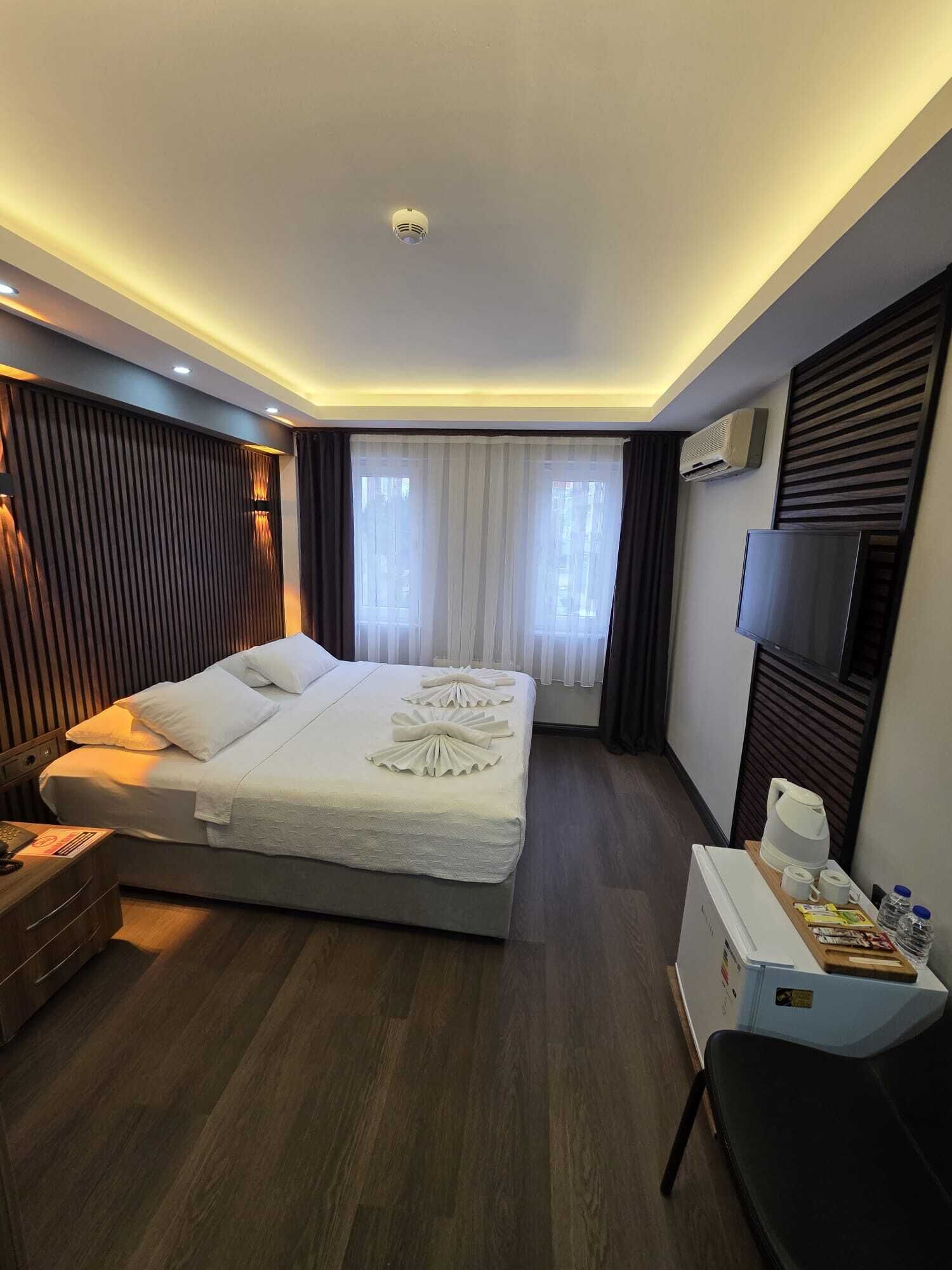 Frigobar, cofres nos quartos, escrivaninha