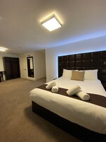 办公桌、隔音、熨斗/熨板、免费 WiFi