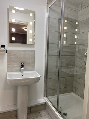 Shower, free toiletries, hair dryer, towels - The Charles Hotel (Chatham)