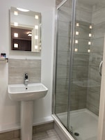 Ducha, artículos de tocador gratuitos, secador de pelo, toallas
