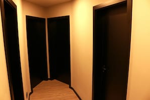 Apartment 3 | 각각 다르게 가구 비치, 책상, 무료 WiFi, 침대 시트