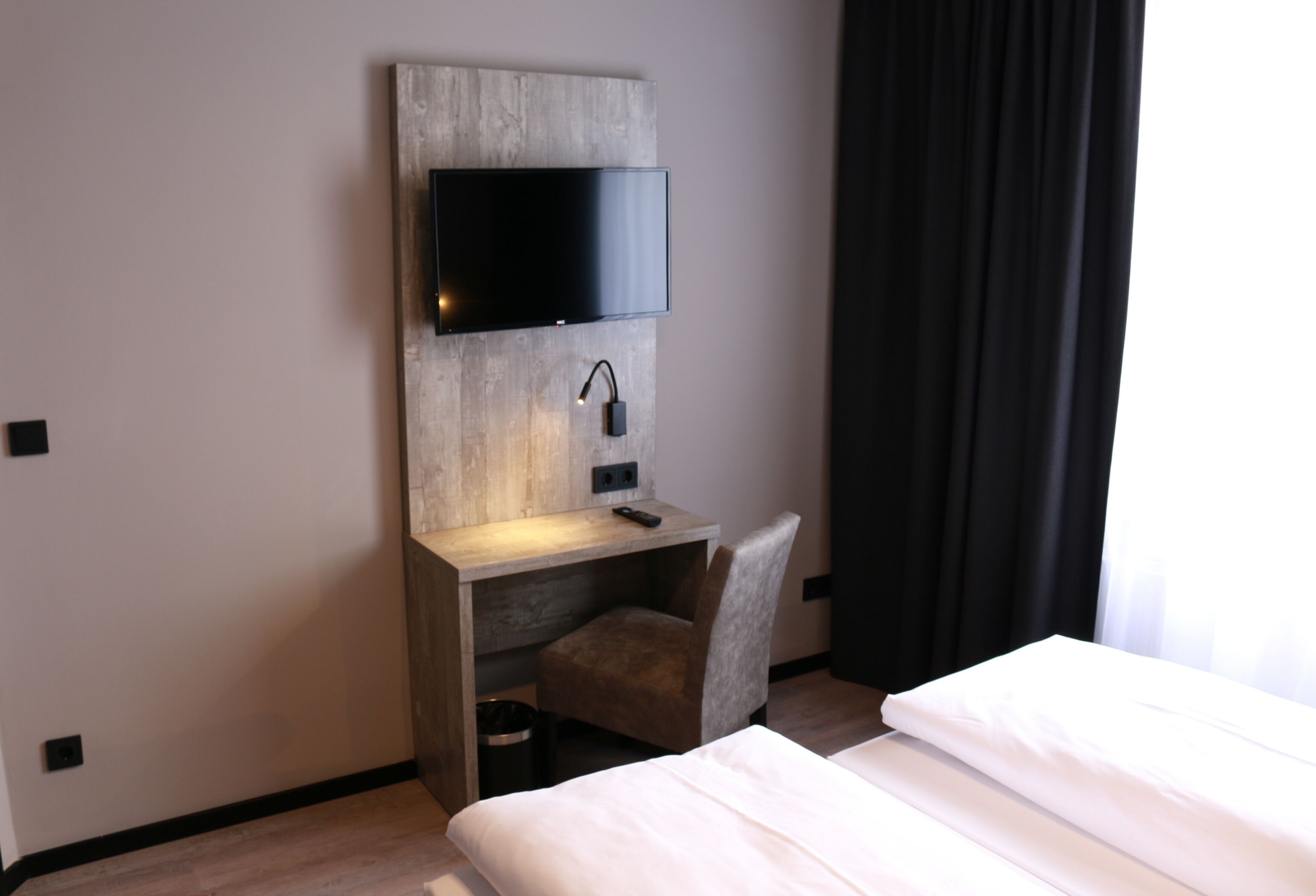 apartment 4 | individually furnished, desk, free wifi, bed sheets