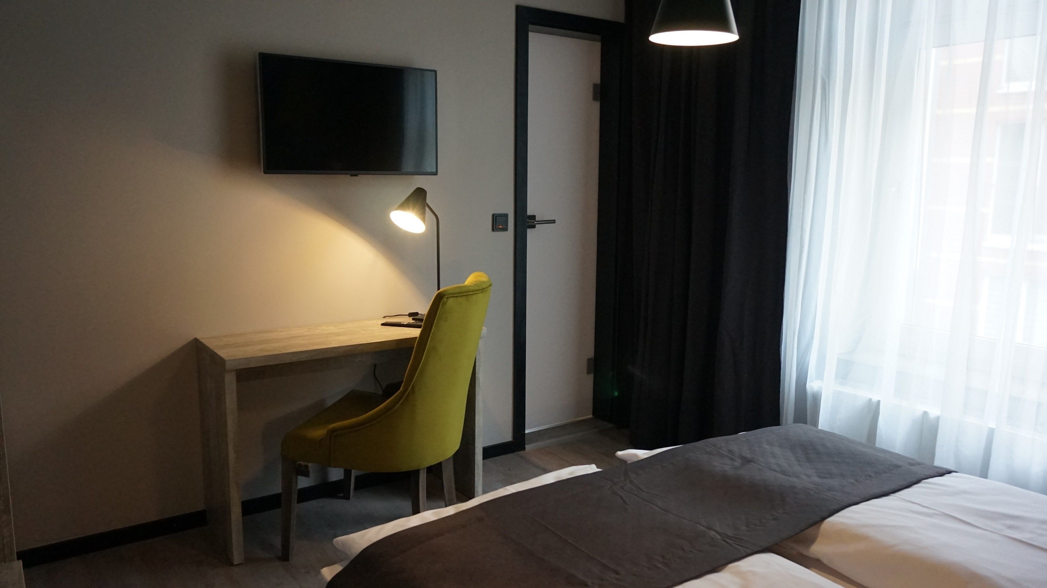 triple room | individually furnished, desk, free wifi, bed sheets