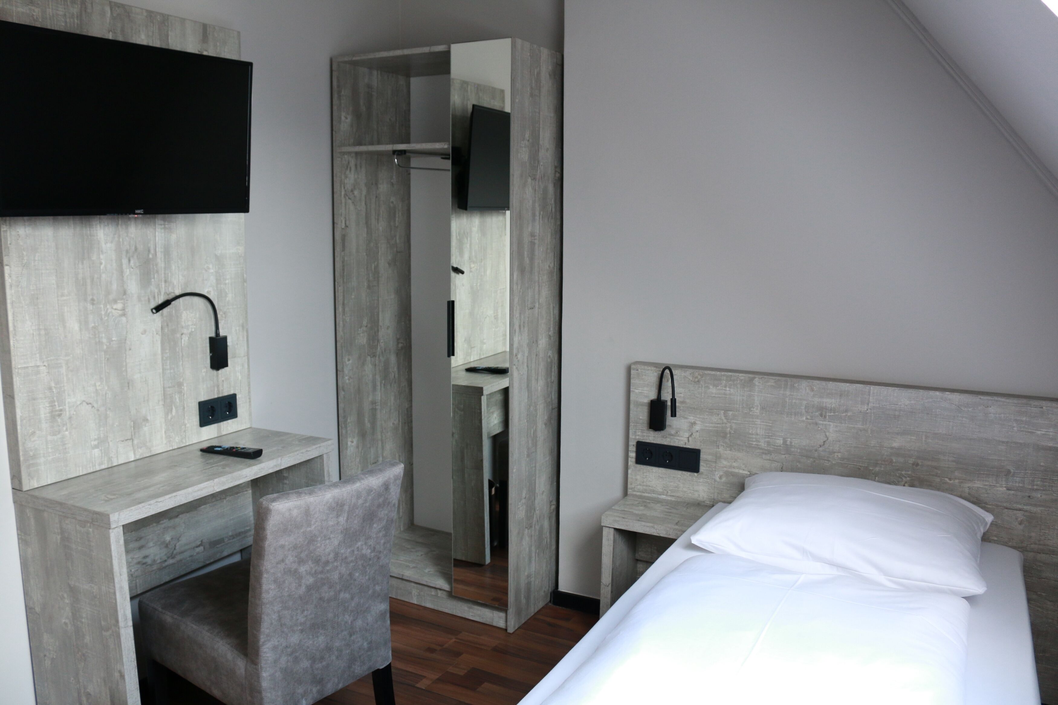 apartment 4 | individually furnished, desk, free wifi, bed sheets