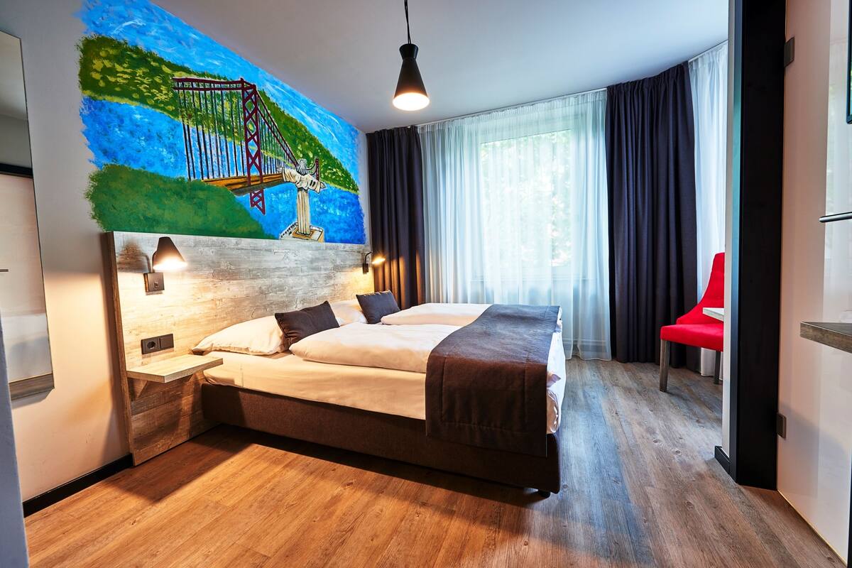 Desk, WiFi (free), individually furnished, bed sheets
