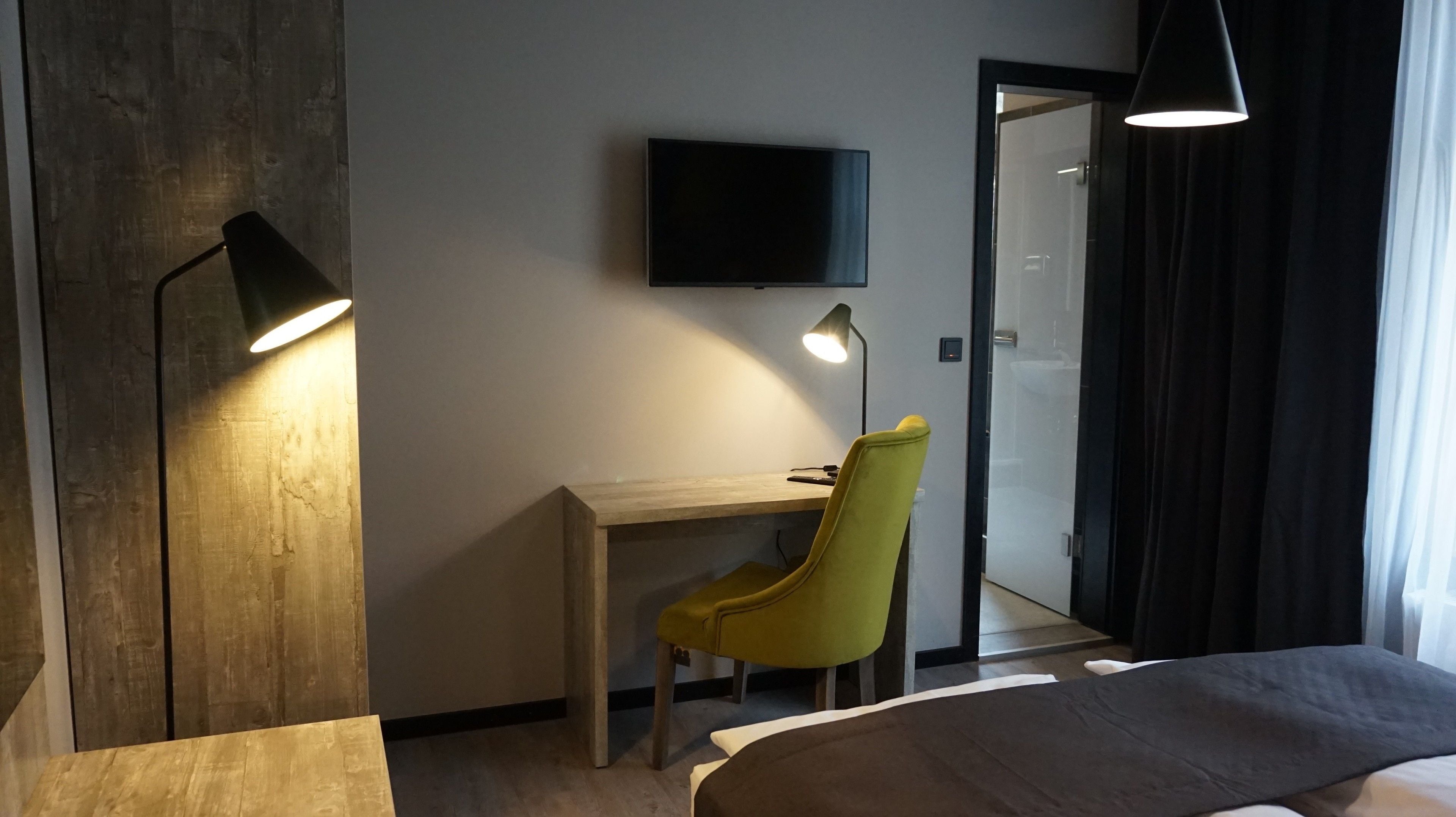 individually furnished, desk, free wifi, bed sheets