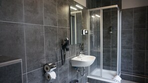 Single Room | Bathroom | Shower, free toiletries, hair dryer, towels