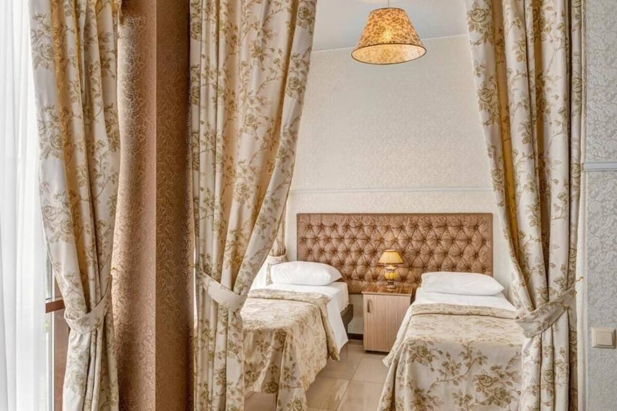 Suite - boblebad (Twin beds) | Pengeskab på værelset, skrivebord, lydisolering, strygejern/strygebræt