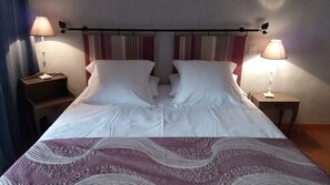 Ropa de cama de alta calidad y escritorio