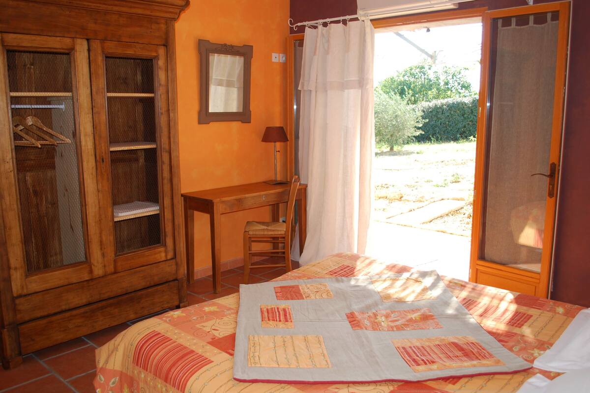 Ropa de cama de alta calidad y escritorio