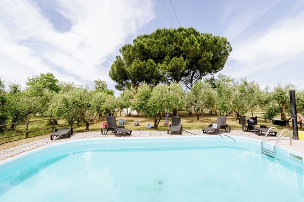 Piscine extérieure, chaises longues