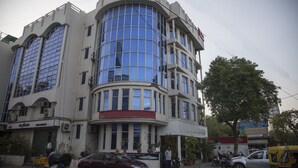 Un immeuble à plusieurs étages doté de grandes fenêtres et d’une façade incurvée.
