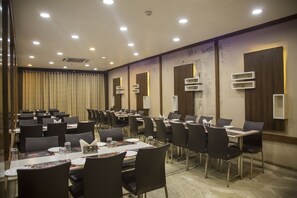 Breakfast, lunch, dinner served; international cuisine  - OYO 2754 near City Centre (Gwalior)