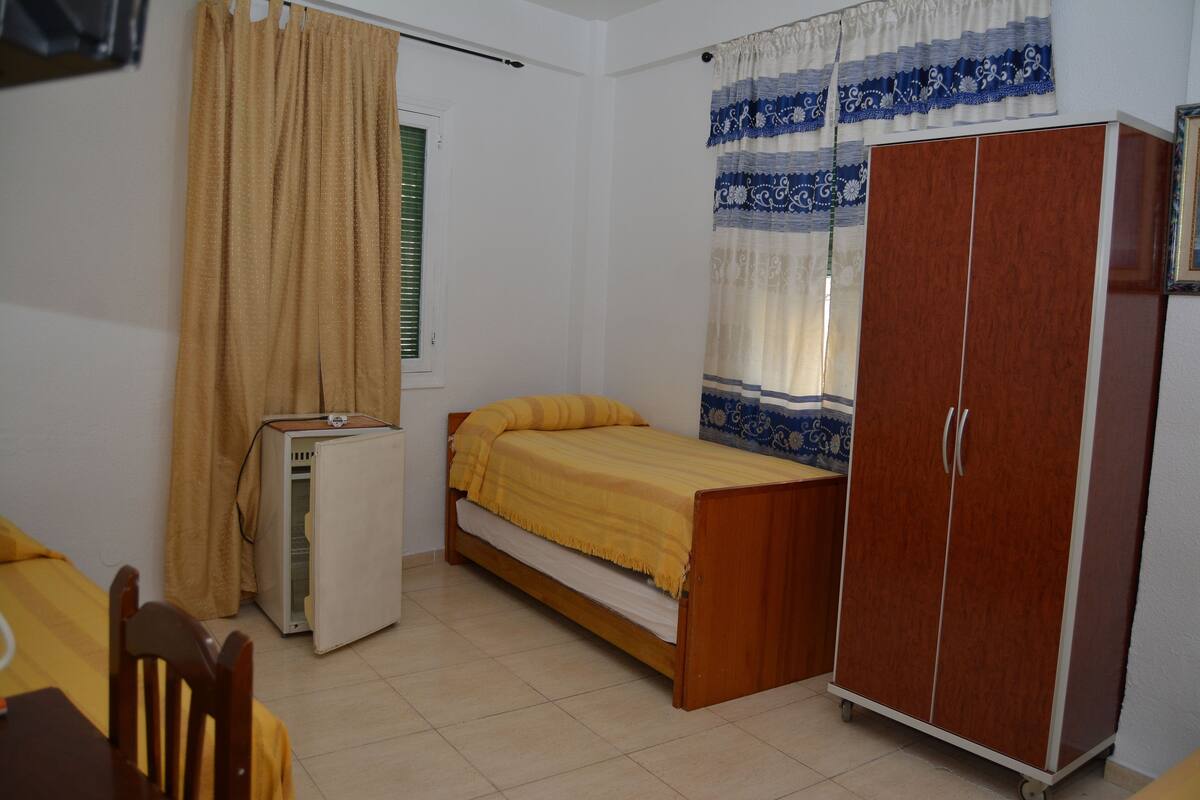 Triple Room, Shared Bathroom | 1 bedroom, desk, free WiFi